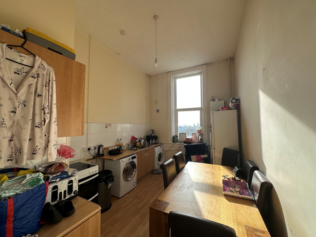 Lot: 66 - FREEHOLD MIXED USE INVESTMENT - Flat 1 Kitchen